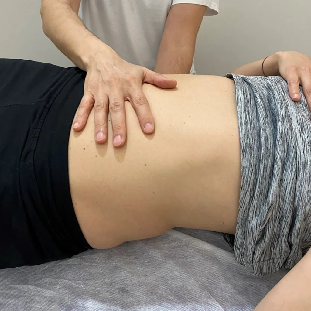 Sesión de terapia craneosacral y osteopatía