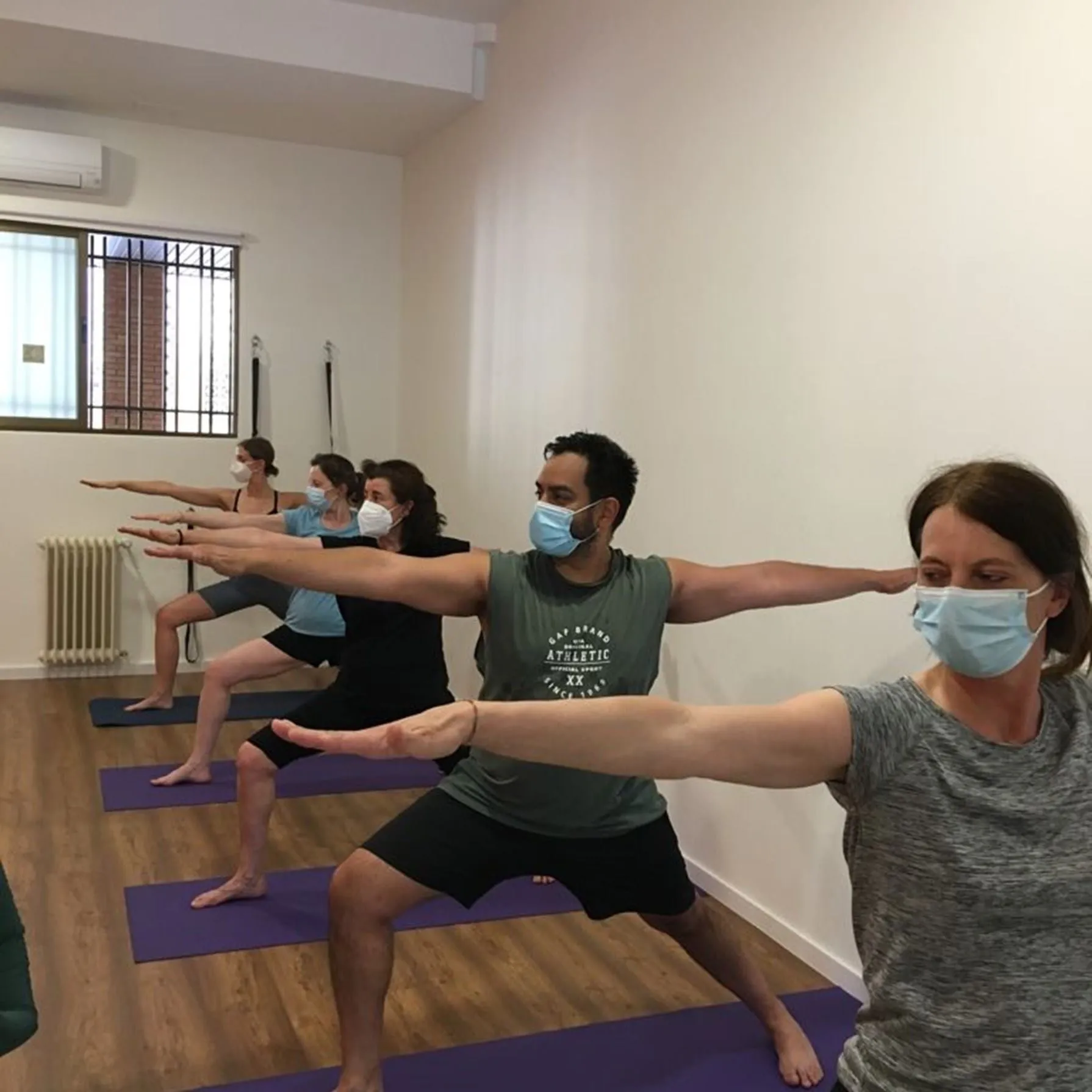 Clase de yoga físico en Por Amor al Yoga