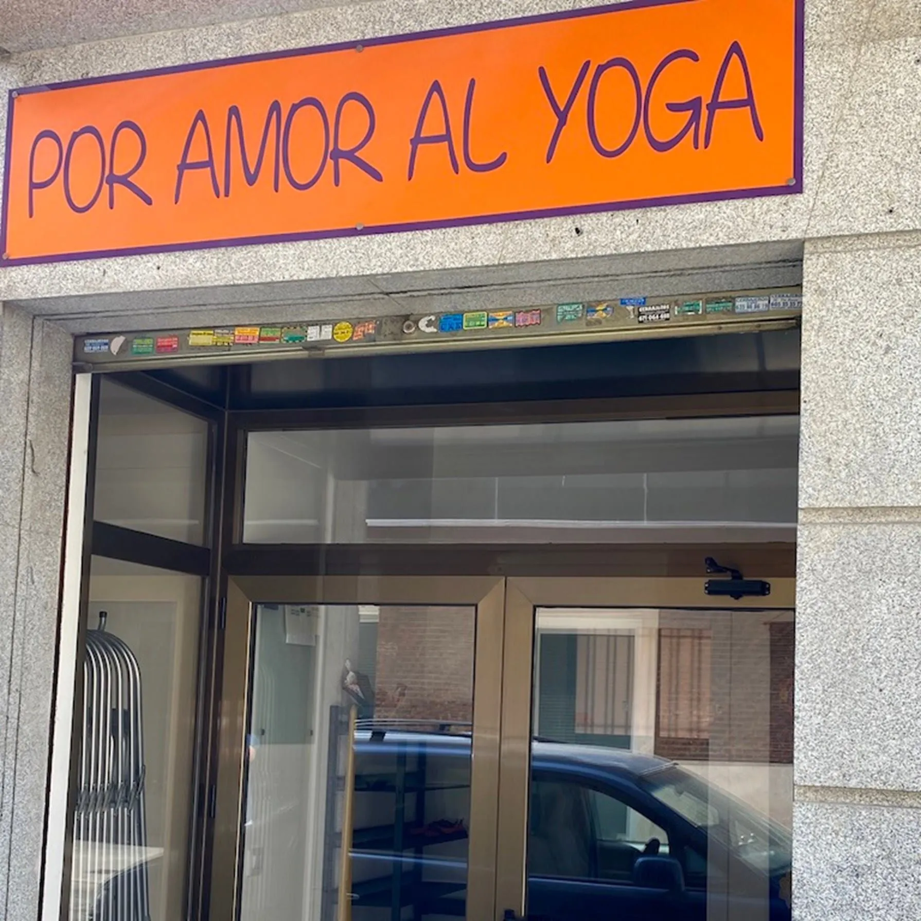 Entrada de Por Amor al Yoga en la calle Fernando Garrido, 9, Chamberí