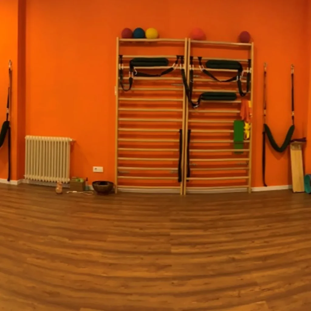 Espalderas de madera y material de práctica en la sala de yoga