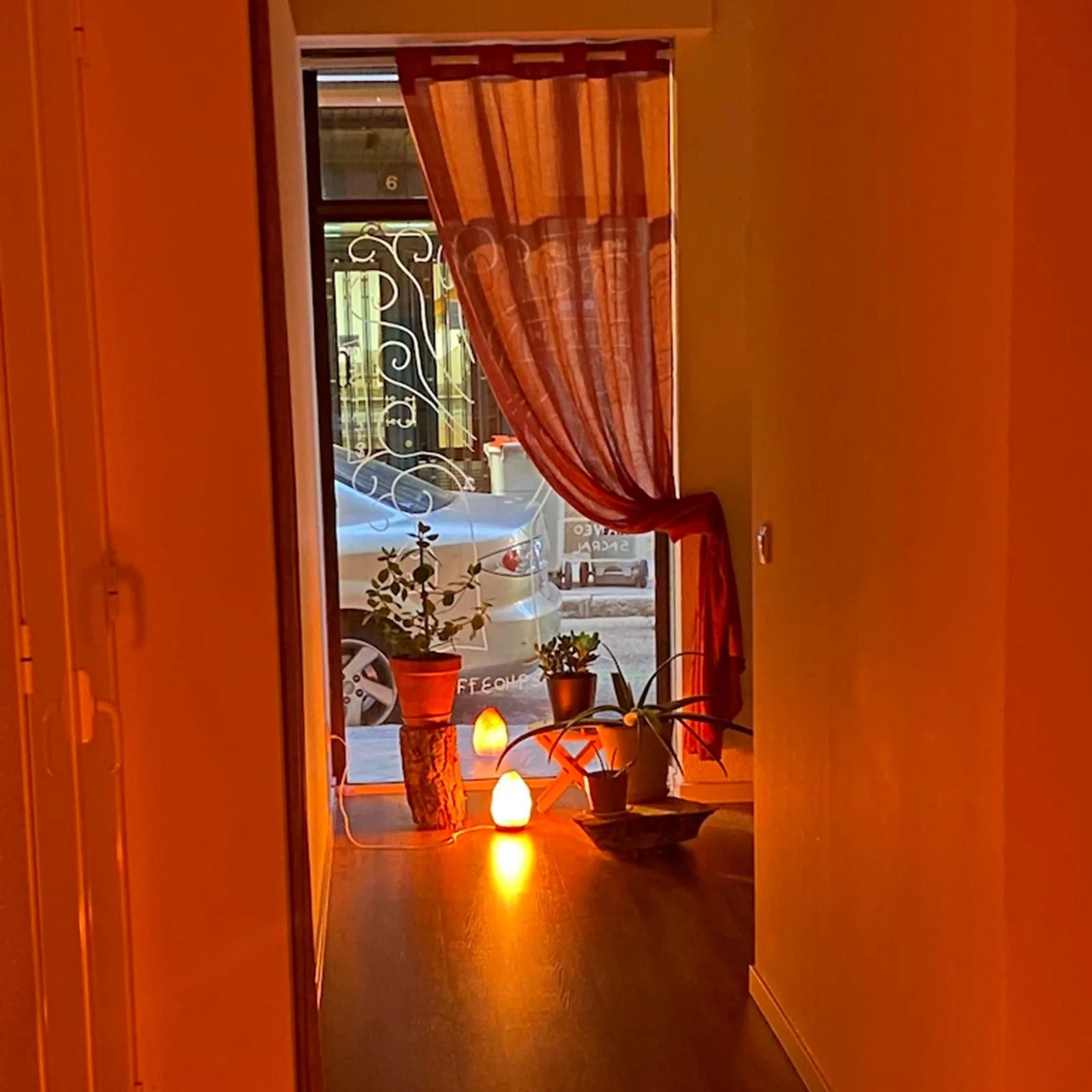 Pasillo del centro, con la cortina naranja al fondo