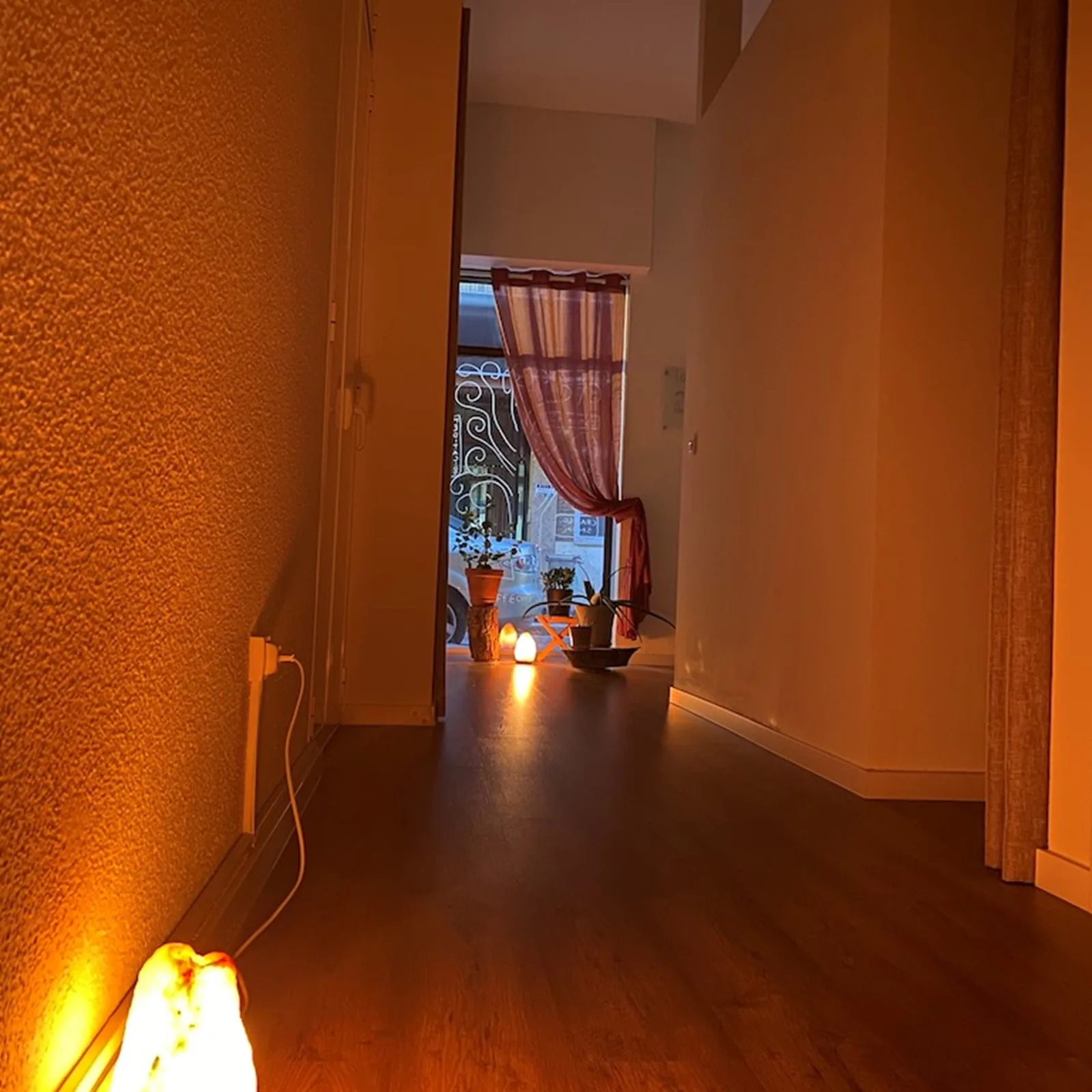 Pasillo del centro iluminado con una vela