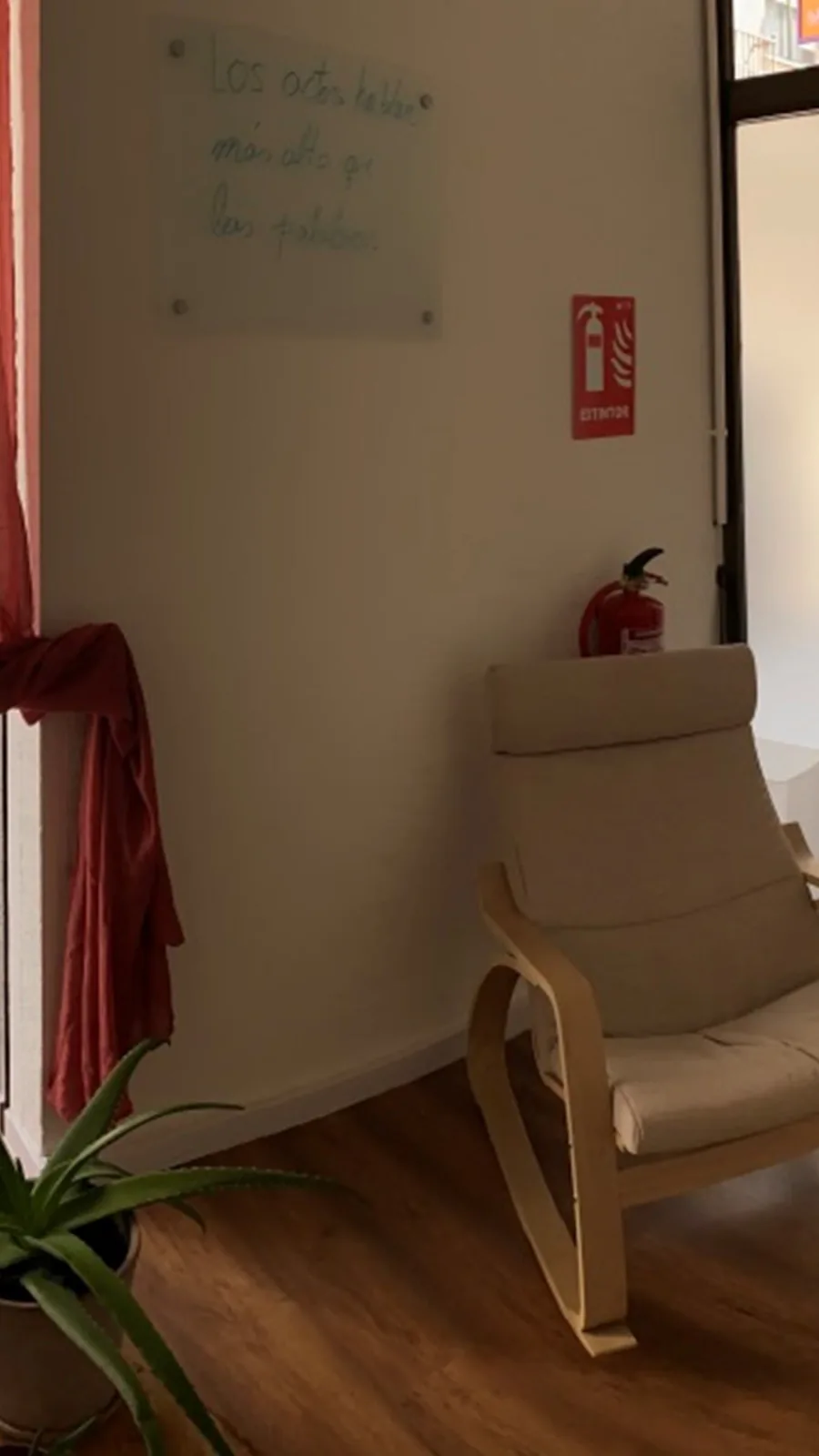 Sala de terapia del centro, con la camilla junto a la ventana