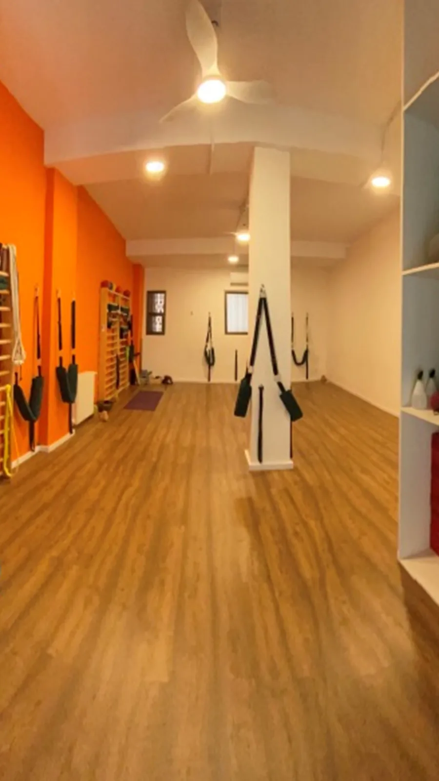 Sala de yoga vacía, amplia y con luz natural